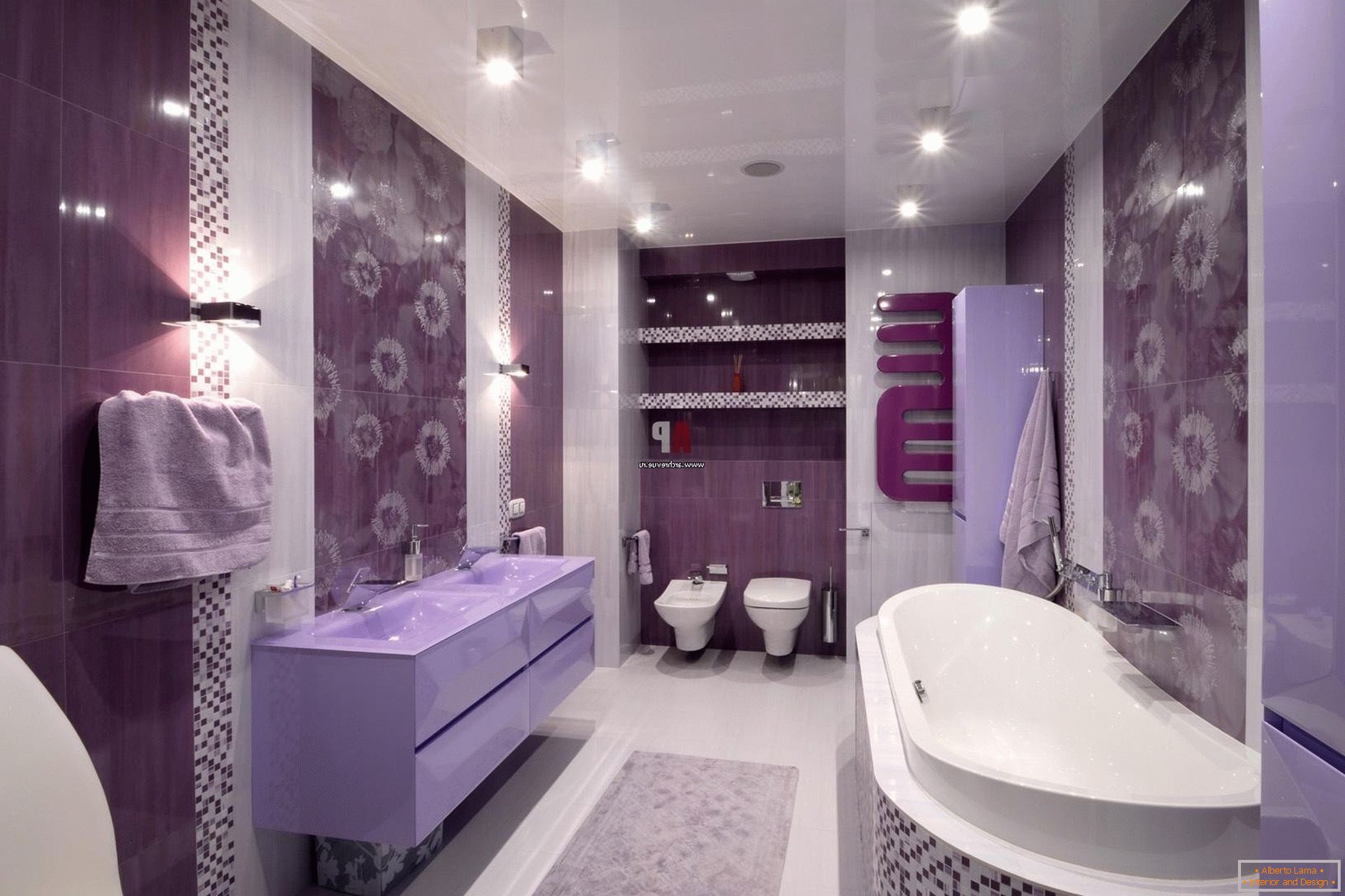 Luxuriöses Design des Badezimmers in lila Blumen