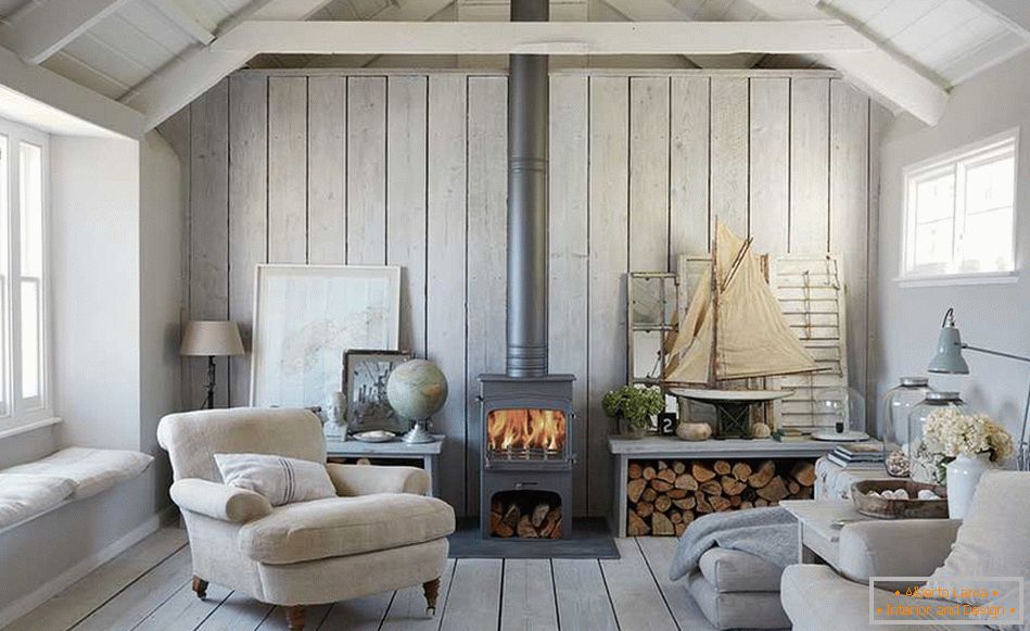Skandinavische Stil im Inneren eines Landhauses