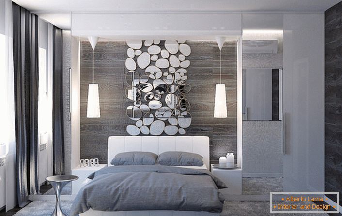 Die Wand über dem Kopf des Bettes ist mit einer stilvollen Collage aus ovalen Spiegeln verziert.