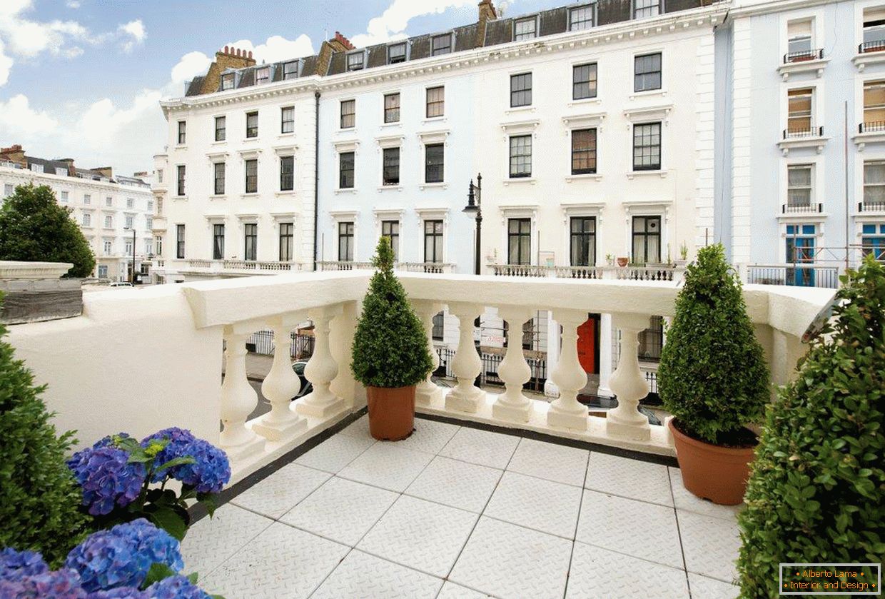 Veranda in einem vierstöckigen viktorianischen Haus in Pimlico