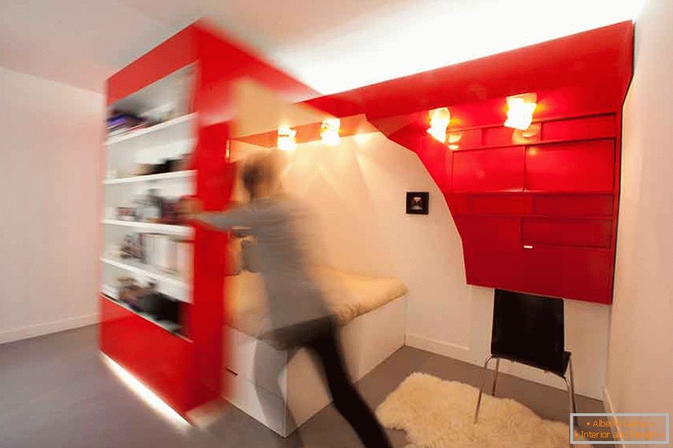 Klappbares Schlafzimmer in weißer und roter Farbe