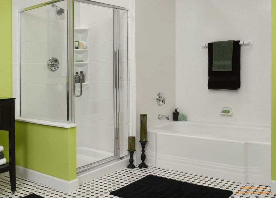 Schwarzweiss-Badezimmer mit Grün