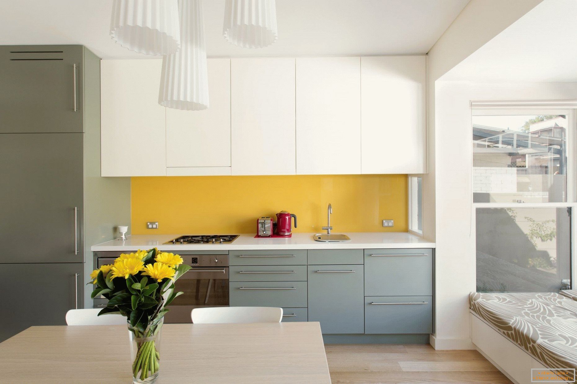 Gelbes Schutzblech in der weißen und grauen Küche