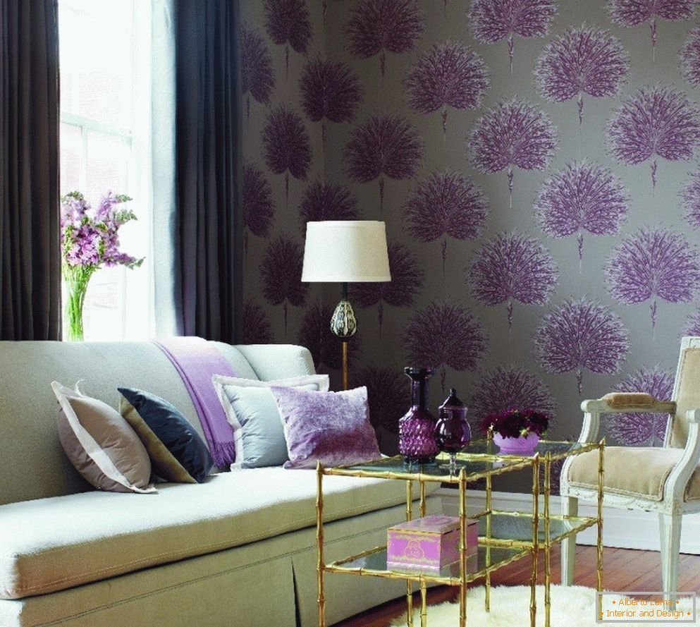 Wohnzimmer mit lila Details