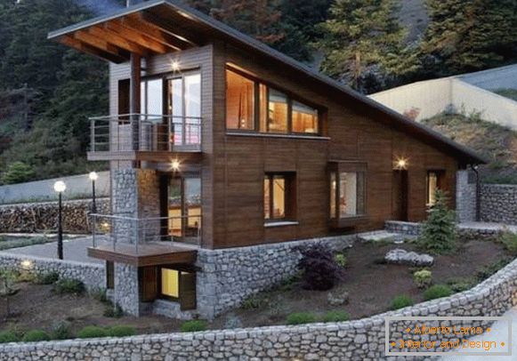 Ein zweistöckiges Holzhaus und ein Steinkeller auf dem Foto
