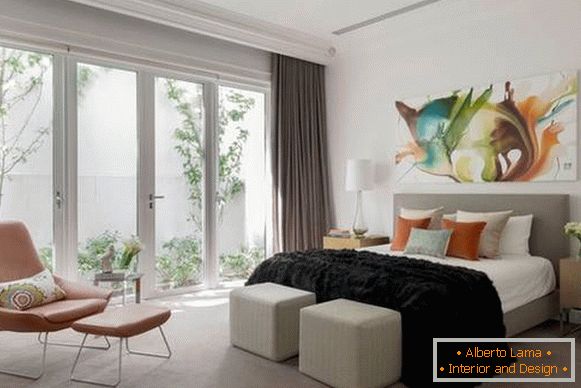 Grau-braune Vorhänge im Schlafzimmerdesign
