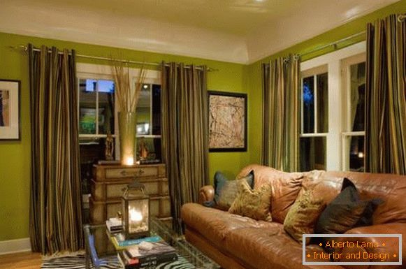 Kleines Wohnzimmer mit grünen Wänden