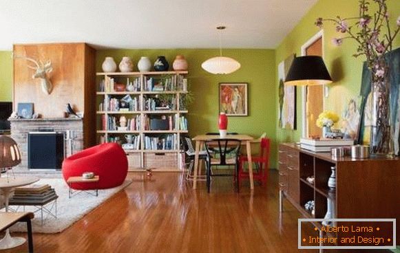 Design eines Wohnzimmers mit grünen Wänden