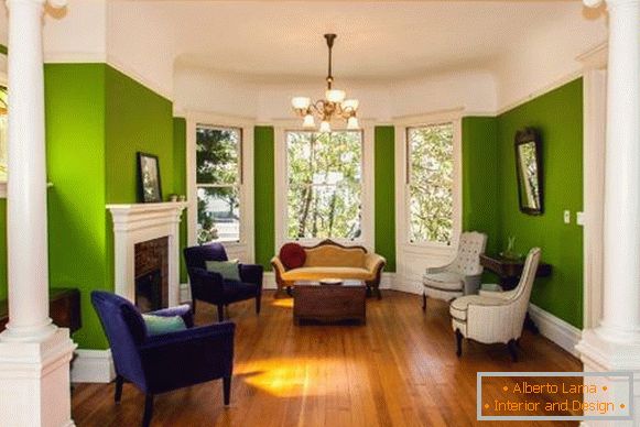 Grüne Farbe der Wände im großen Wohnzimmer
