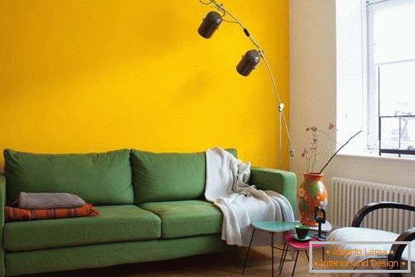 Gelbe Wand im Wohnzimmer