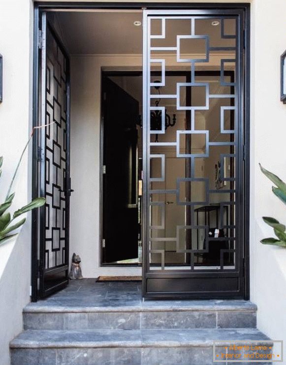 Geometrisches Design von Eingangstüren aus Metall