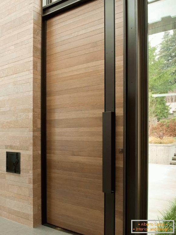 Stilvolle Holztüren mit schwarzer Verzierung
