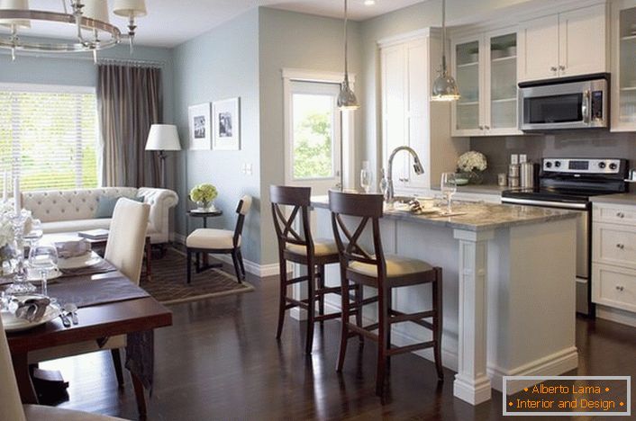Im Stil des Erholungsbereichs gewählt, verderben Küchenmöbel nicht die allgemeine Stimmung eines geräumigen Wohnzimmers.