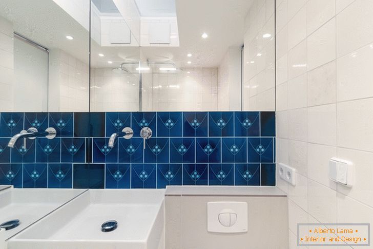 Blaue Fliesen an der Wand im Badezimmer