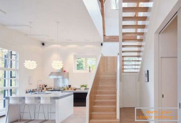 Design und Küche Interieur in einem privaten Haus mit einem großen Fenster