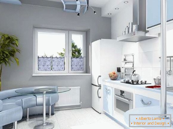 Innenraum einer kleinen Küche in einem privaten Haus - ein Design in den weißen und blauen Tönen
