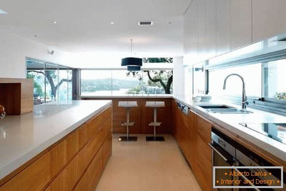 Weiß mit braunem modernem Kücheninnenraum mit Fenster im privaten Haus