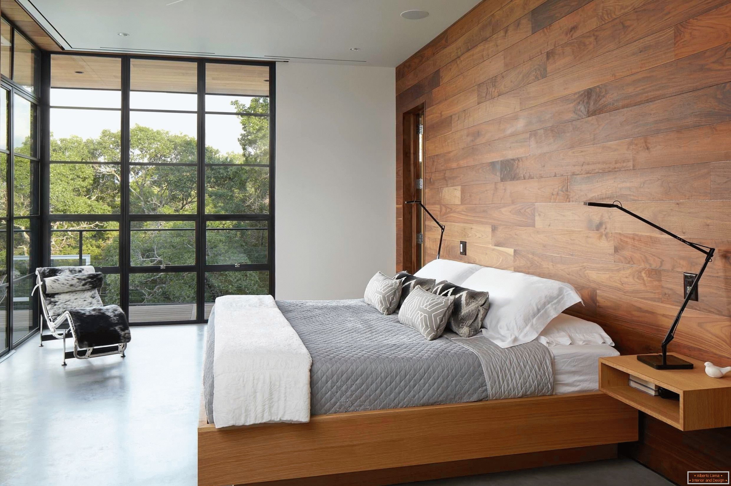 Schlafzimmer mit Holzverkleidung