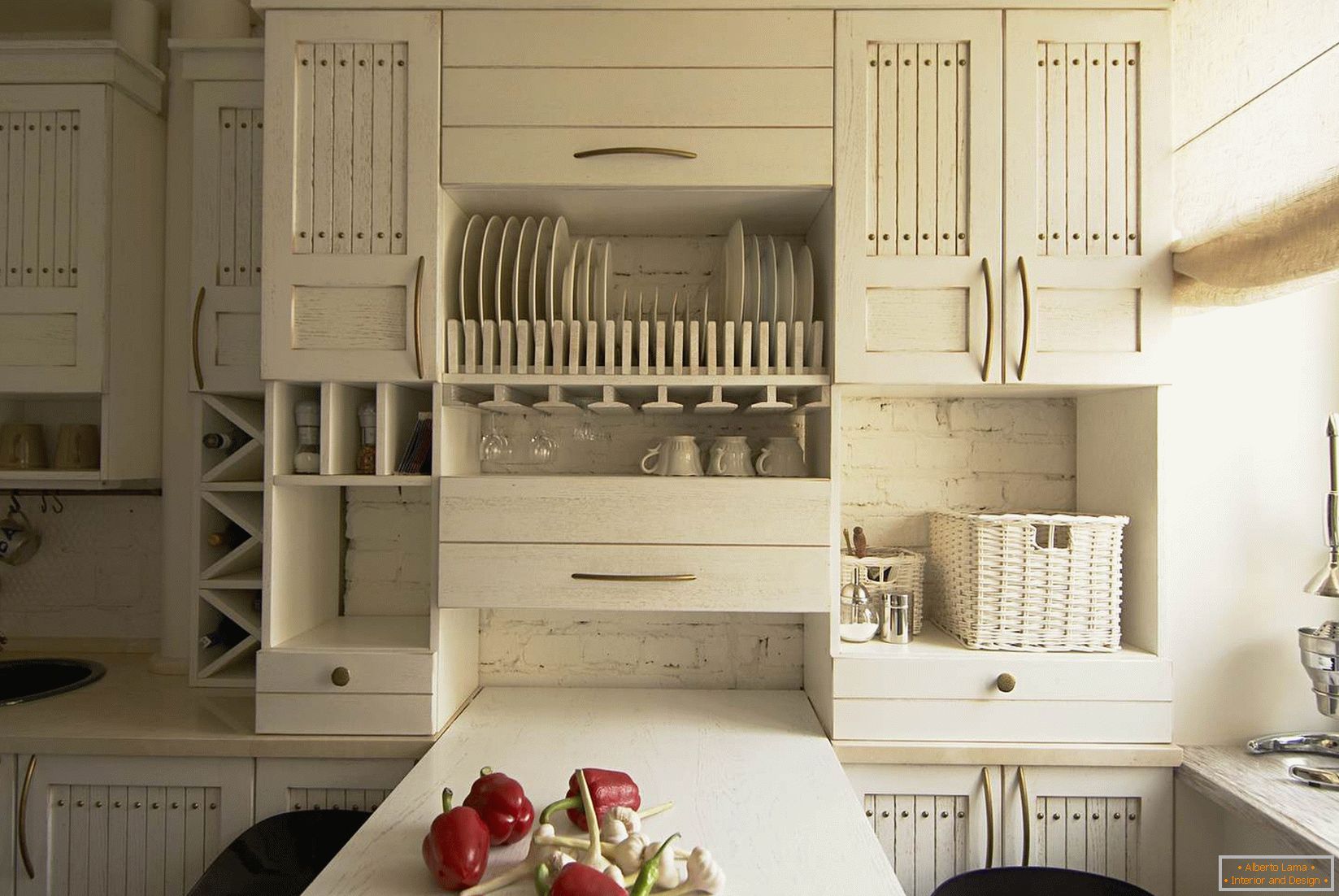 Weiße Möbel in einer kleinen Küche