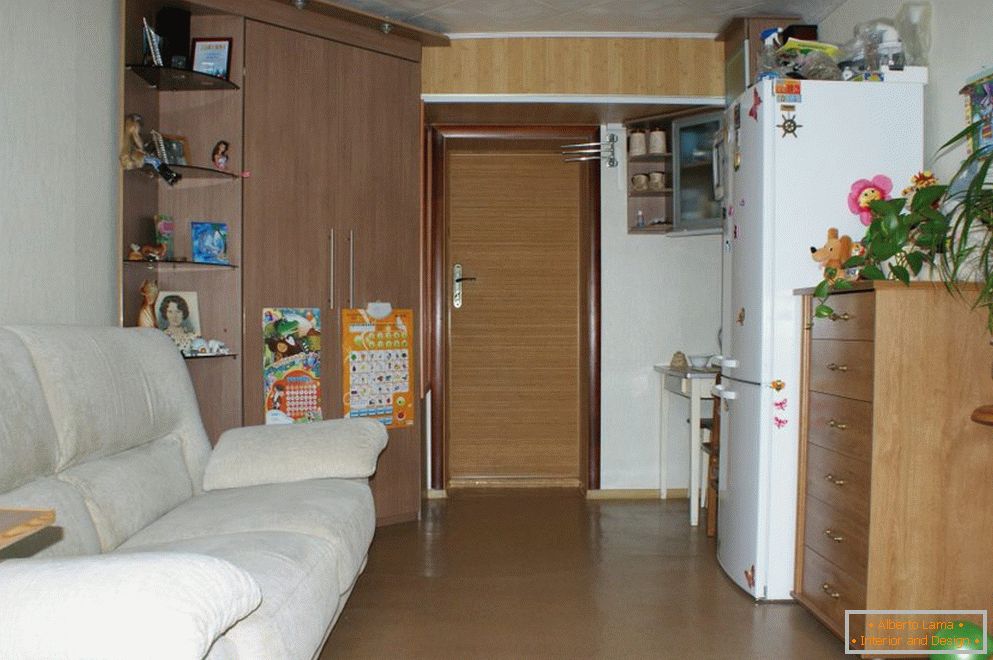 Das Innere des Raumes ist 12 Quadratmeter. m в общежитии