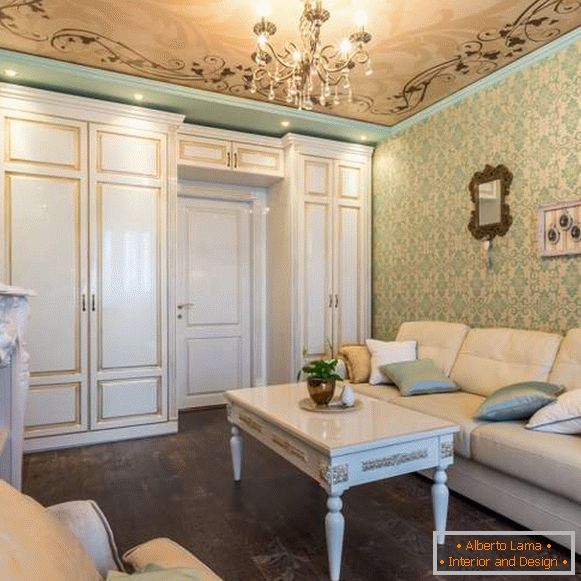 Elegantes Hallendesign in einer Wohnung mit klassischen Möbeln und Möbeln