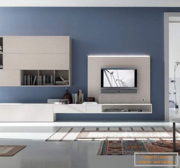 Das Design der Halle in einer Wohnung in einem modernen High-Tech-Stil und weißen Möbeln