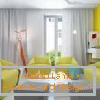 Gelbe Wand in einem hellen Wohnzimmer