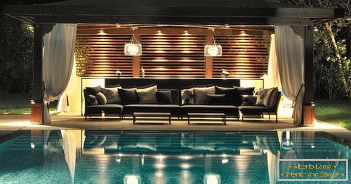 Arbor im Stil von High-Tech-Pool - komfortable Erholung in einem modernen Interieur.