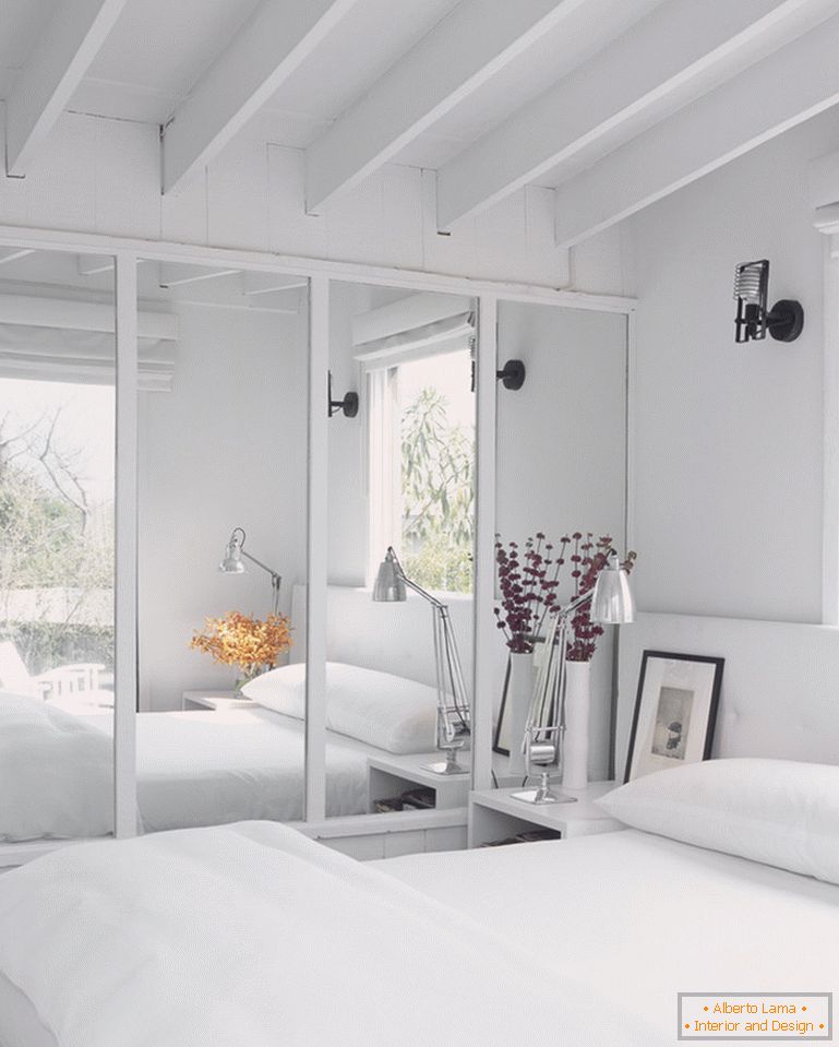 Spiegel im modernen Innenraum des weißen Schlafzimmers