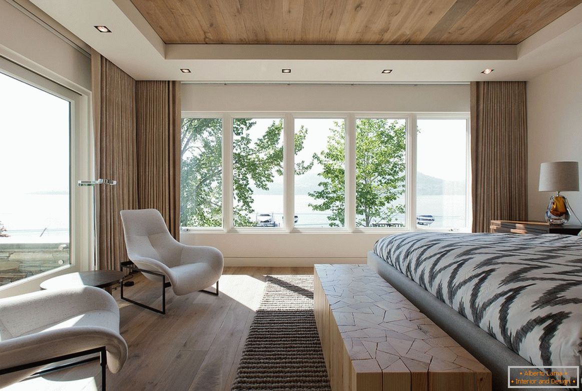 Helle Möbel im Schlafzimmer mit zwei Fenstern