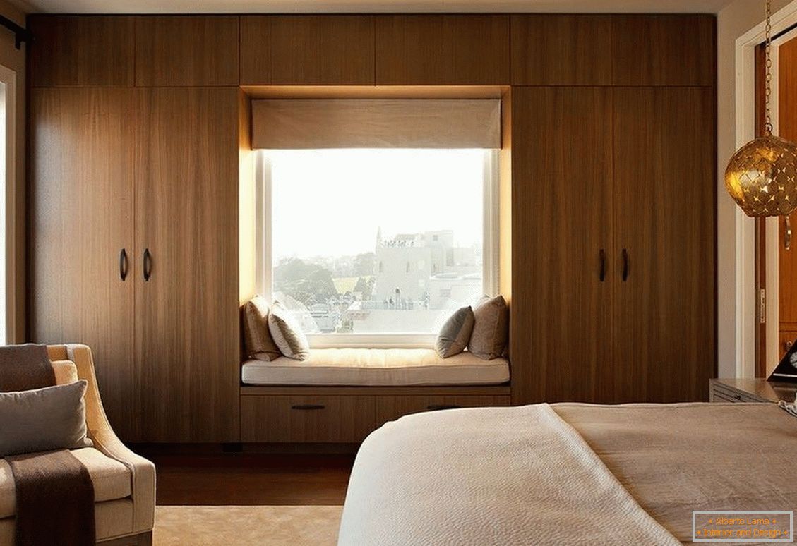 Schlafzimmerdesign mit zwei Fenstern