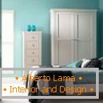 Die Kombination aus türkisfarbenen Wänden und weißen Möbeln im Schlafzimmer
