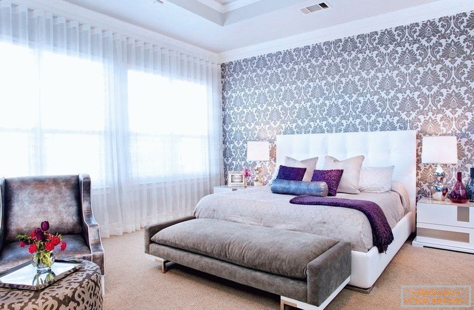 Multi-Level-Decke im Schlafzimmer in einem privaten Haus