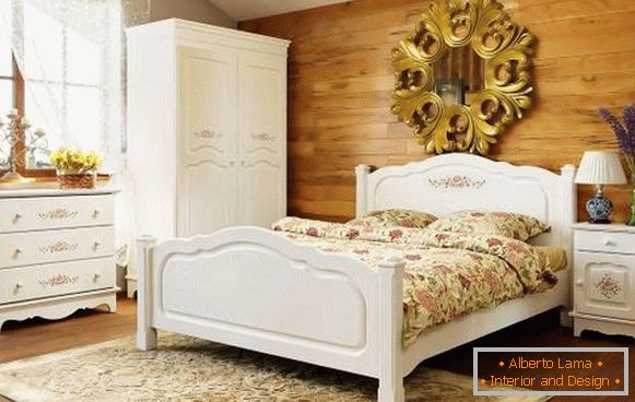 Bett, Kleiderschrank, Kommode und andere Möbel im provenzalischen Stil für das Schlafzimmer