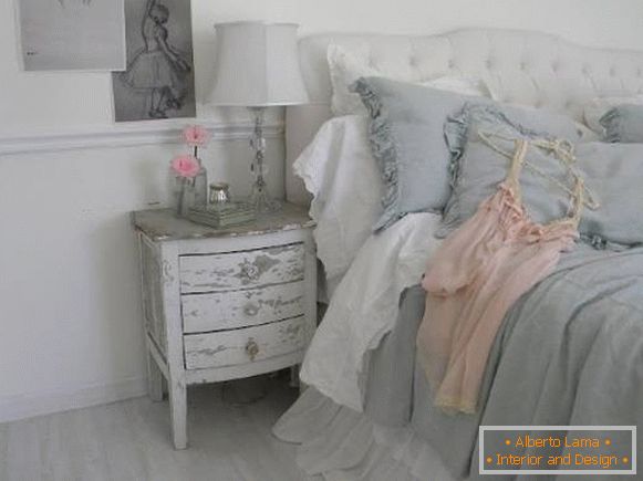 Schlafzimmer im Stil des Cheby Chic in Grau, Pink und Weiß