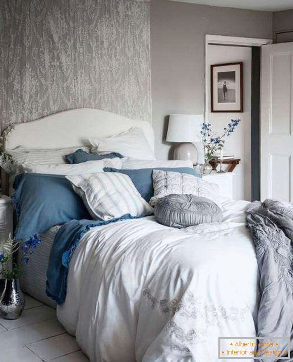 Shebbie chic Schlafzimmer mit grauen Wänden, weiß und blau Dekor