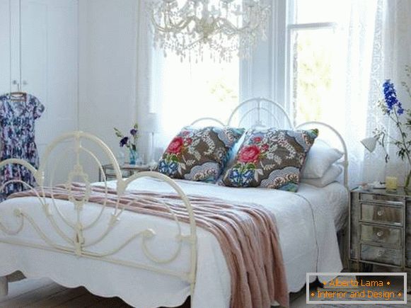 Blumenmuster im Design des Schlafzimmers im Stil des Chebbi + Provence