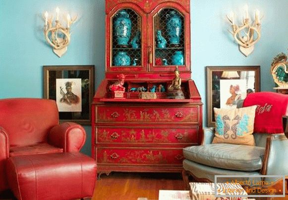 Helle Buffets im Inneren des Wohnzimmers - Foto in rot