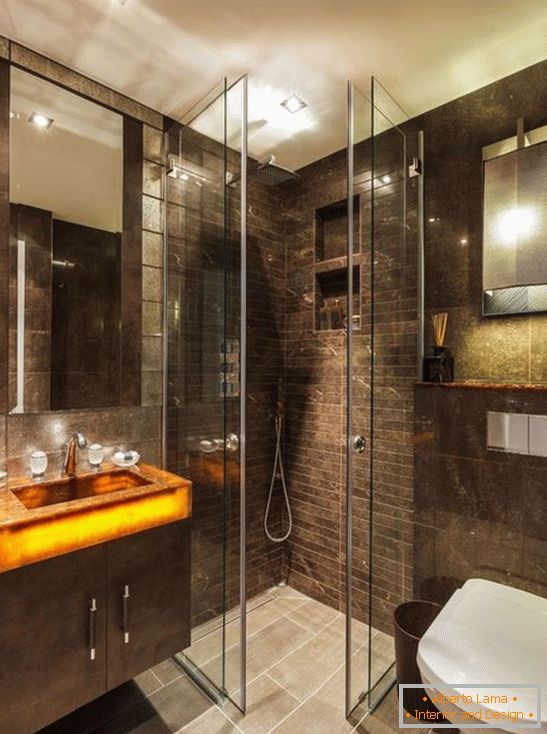 Glastüren für einen Duschraum in einer Nische mit einem Muster