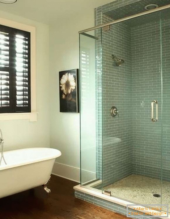 Transparente Glastüren für einen Duschraum in einer Nische