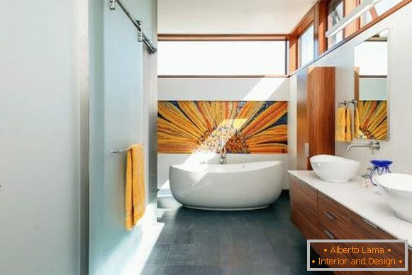 Badezimmer Innenarchitektur mit Glasschiebetüren