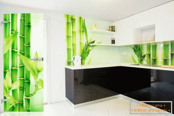 Glasschürze für die Küche mit einem Bild aus Bambus