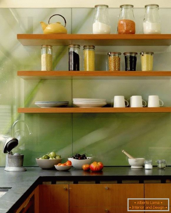 Foto von Küche mit Glasschürze transparent