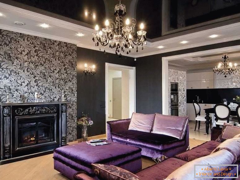 Wohnzimmer mit einem lila Sofa