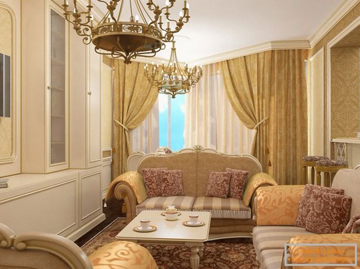 Moderner Barockstil: geschwungene Salonmöbel, Wandteppich mit Goldnähen, massive vergoldete Kronleuchter.