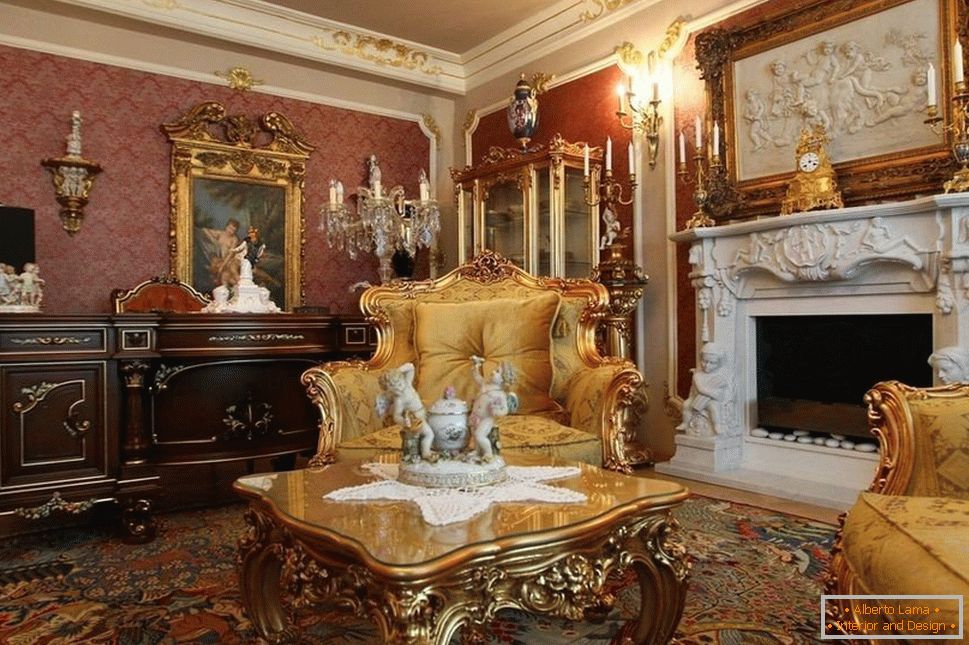 Halle mit Möbeln und einem goldenen Farbdekor