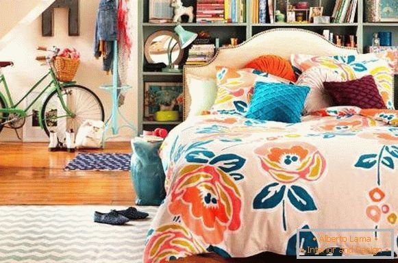 Helles Schlafzimmer eines Mädchens im Stil eines Boho - Foto
