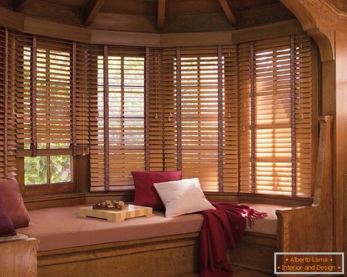 Holzrollos an den Fenstern schaffen eine Atmosphäre ländlicher Wärme und Gemütlichkeit.