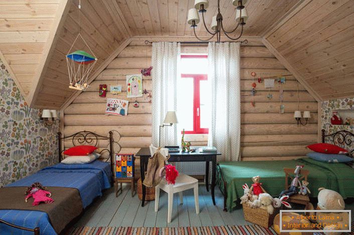 Kinderzimmer im Landhausstil im Dachgeschoss. Eine Holzdecke und eine Wand mit einem großen Fenster ergänzen den Landhausstil perfekt.