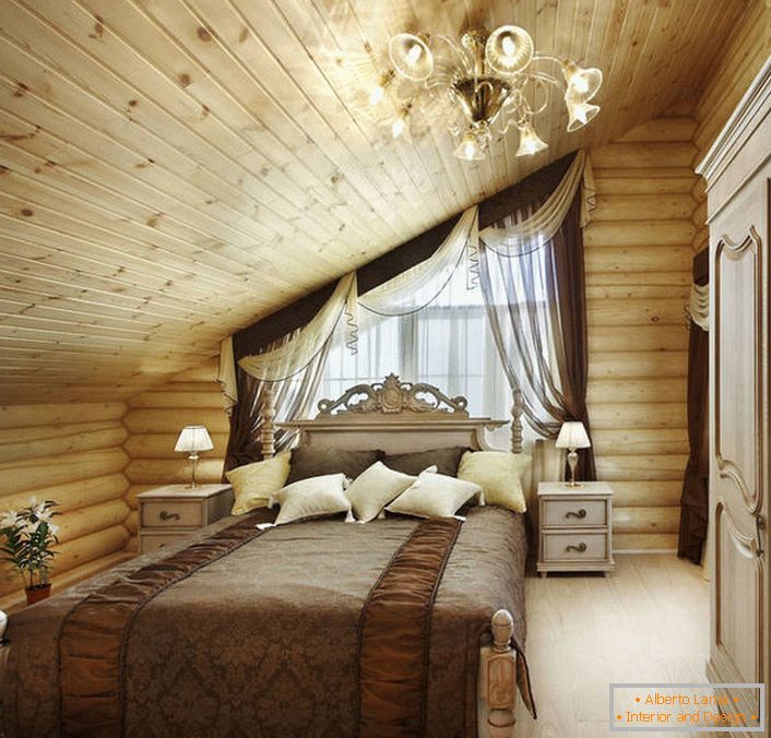 Eine ungewöhnliche Lösung für ein Schlafzimmer im Landhausstil. Auf einem königlich weichen Bett, das auf Motiven eines Barocks geschaffen ist, sieht man im allgemeinen ländlichen Konzept eines Interieurs hervorragend aus.
